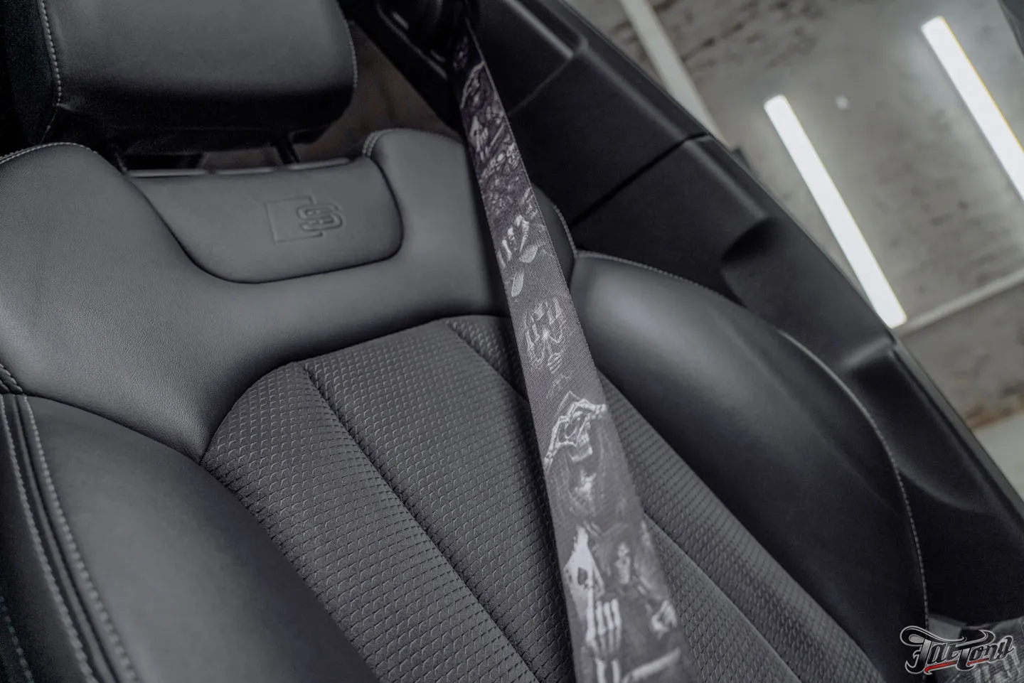 Отремонтировали бампера на Audi Q7, оклеили переднюю часть кузова полиуретаном, отполировали и покрыли керамикой кузов, провели химчистку салона и установили ремни безопасности с принтом